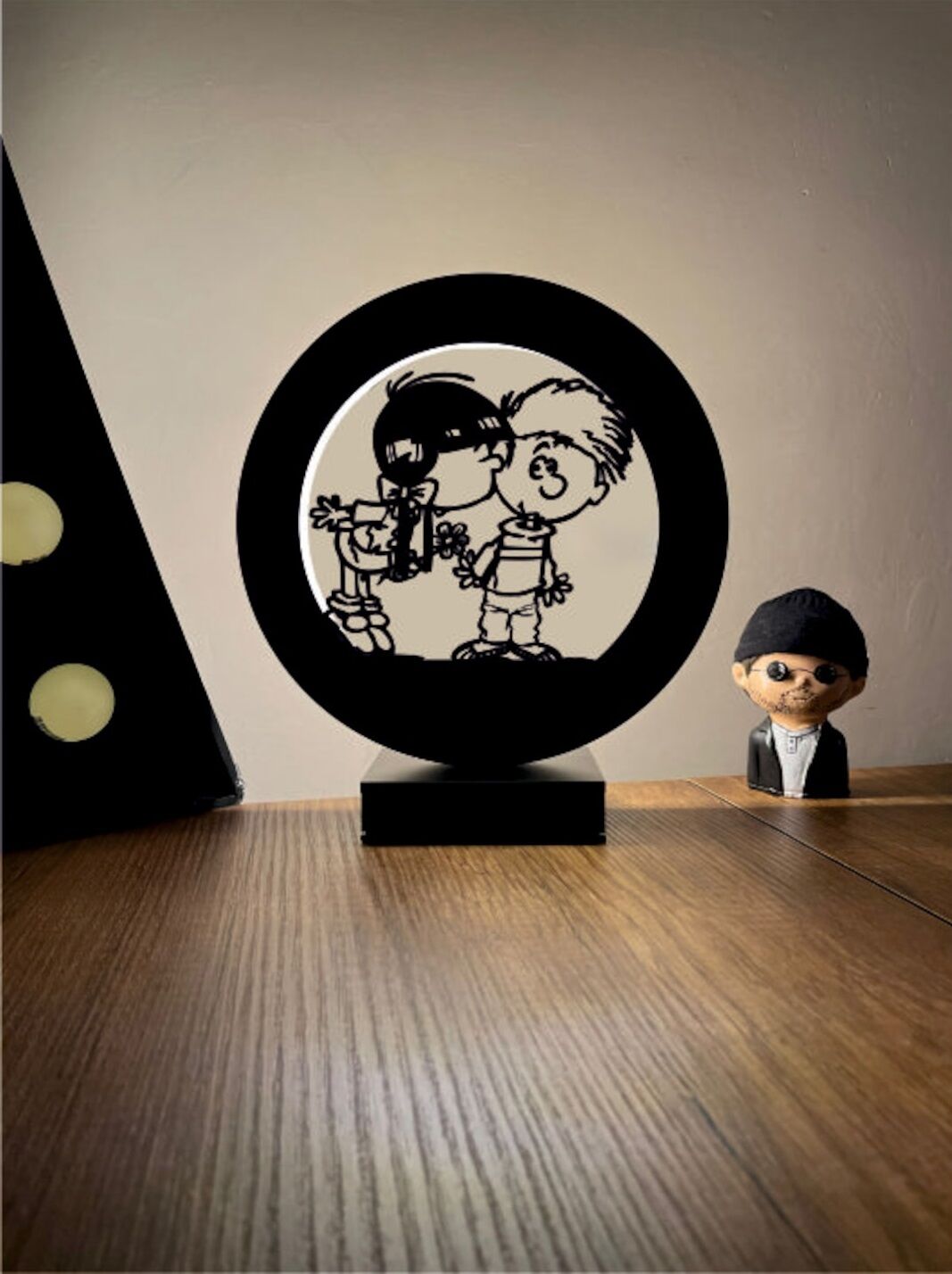 Cedric ve Chen Silüeti Led Masa Lambası Ahşap