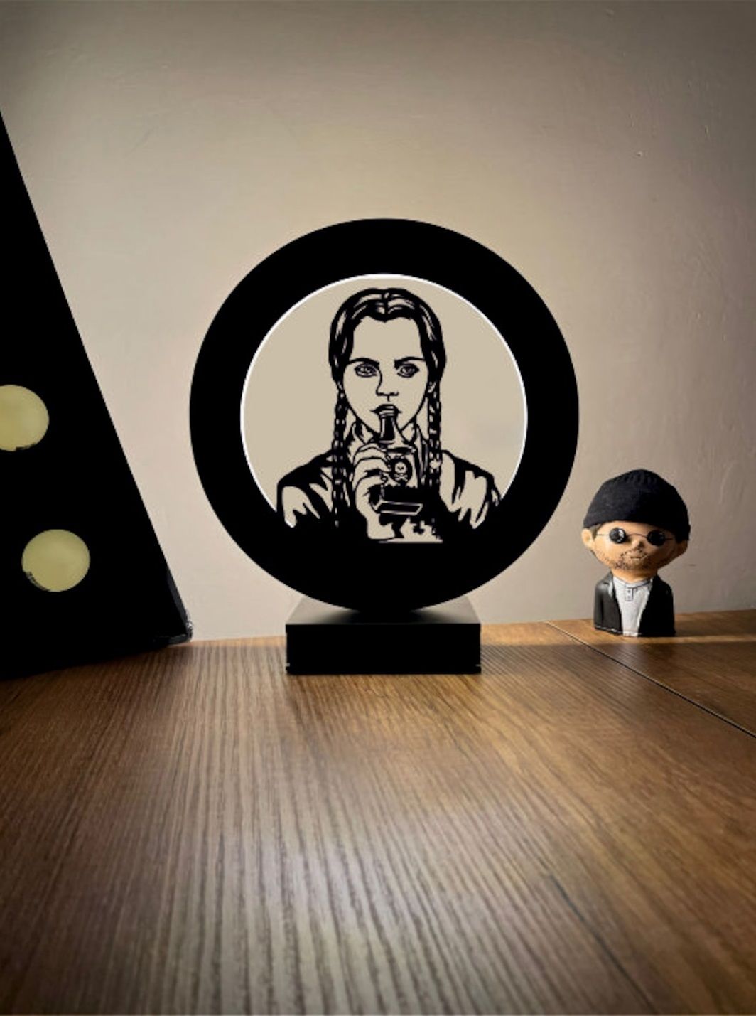 Wednesday Addams Silüeti Led Masa Lambası Ahşap