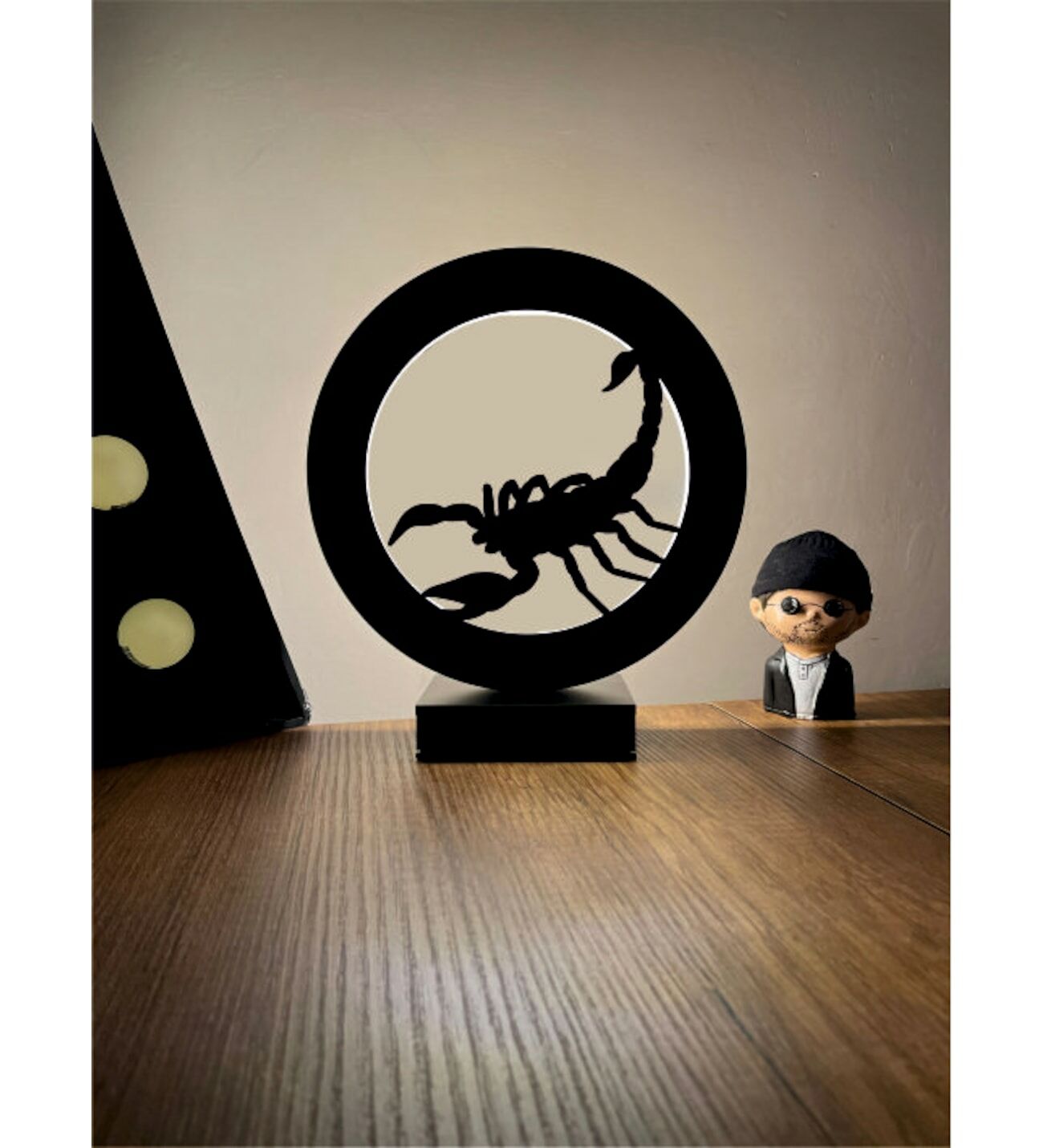Akrep Scorpion Süliet Led Masa Lambası Ahşap