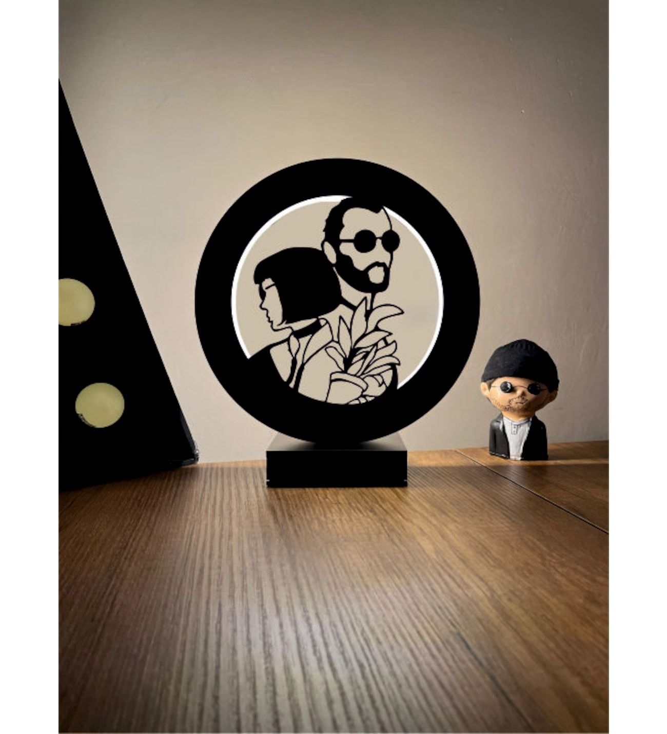 The Professional Sevginin Gücü Leon Mathilda Silüeti Led Masa Lambası Ahşap