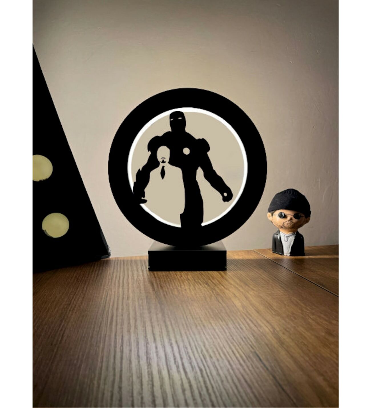 Demir Adam Iron Man Süliet Led Masa Lambası Ahşap