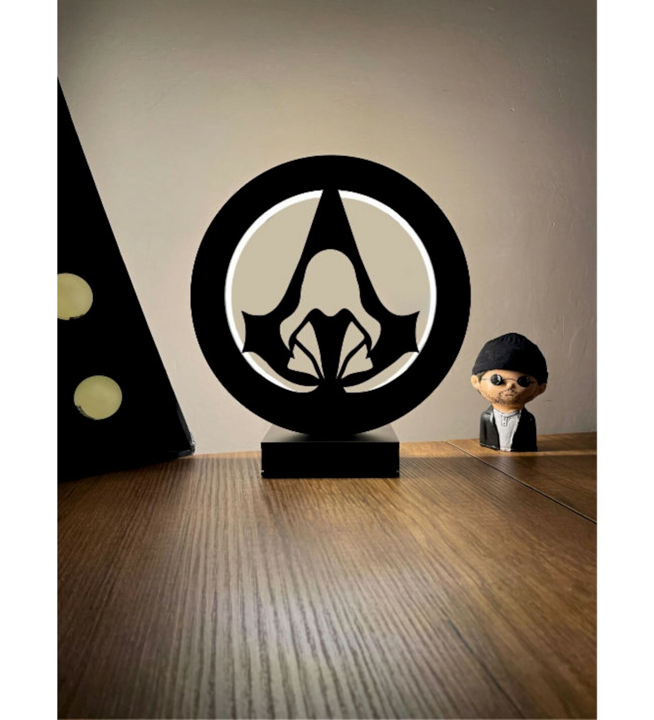 Assassin's Creed Sembolü Led Masa Lambası Ahşap