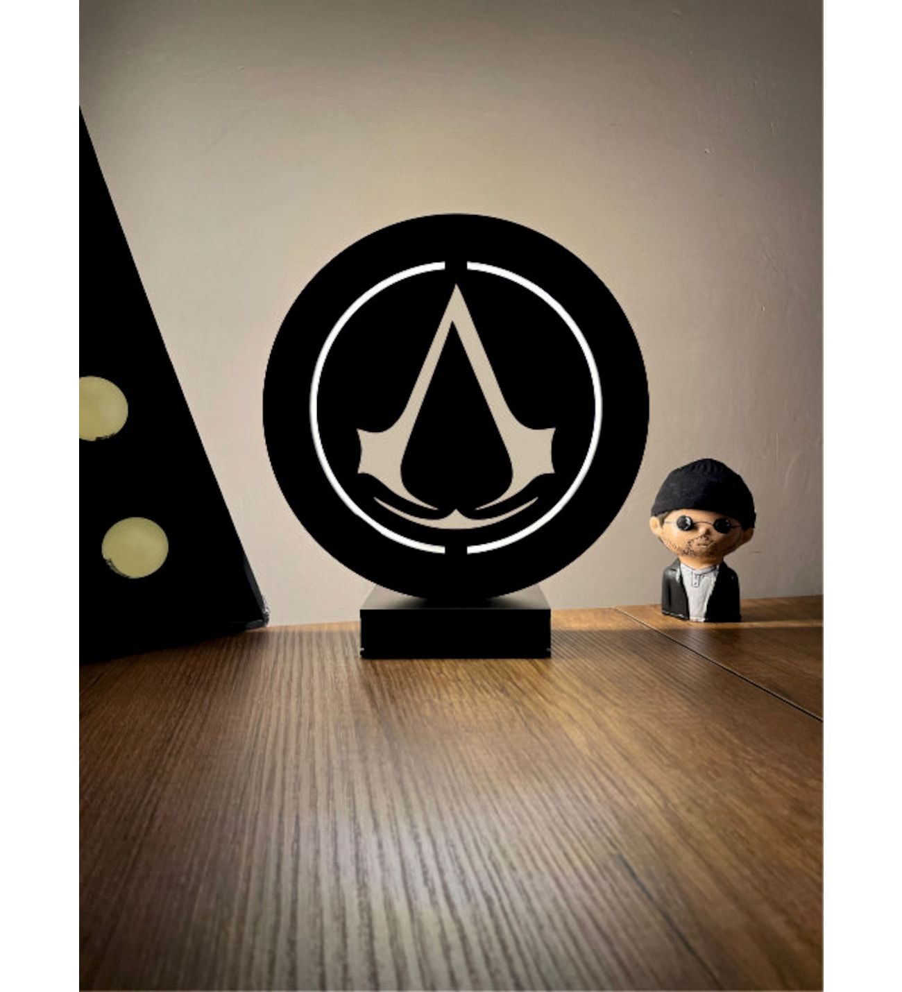 Assassin's Creed Sembol Led Masa Lambası Ahşap